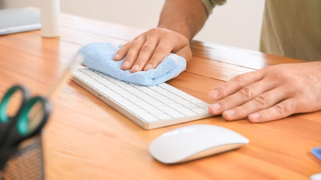 How to clean your computer's keyboard and mouse 1 How to clean your computers keyboard and mouse Geekz Up Repairs